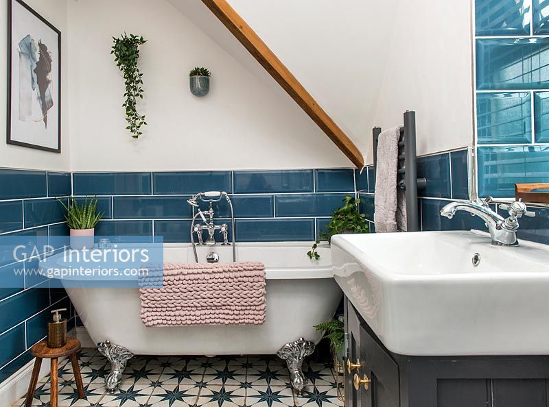Revêtement de sol à motifs dans une chambre moderne avec baignoire vintage