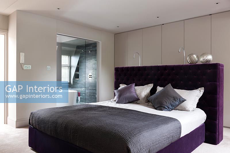 Chambre moderne avec tête de lit violette
