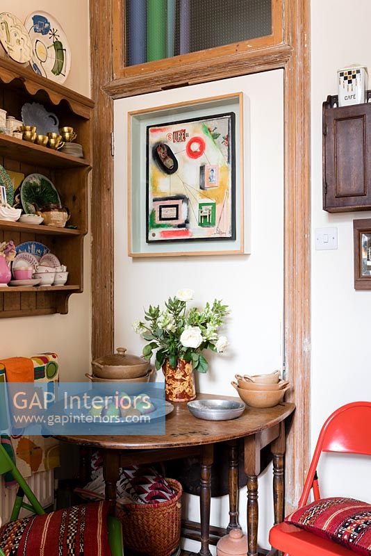 Table à abattant dans une petite cuisine-salle à manger éclectique