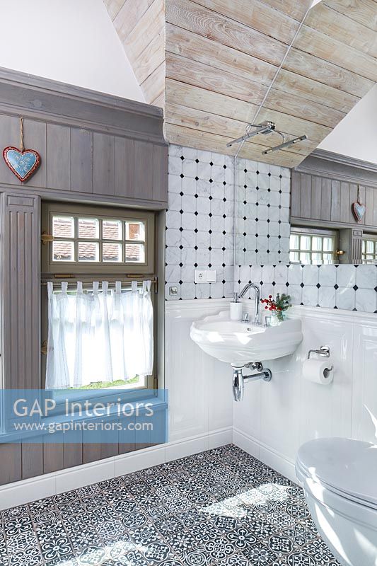 Lavabo dans la salle de bains moderne en noir et blanc avec carrelage à motif