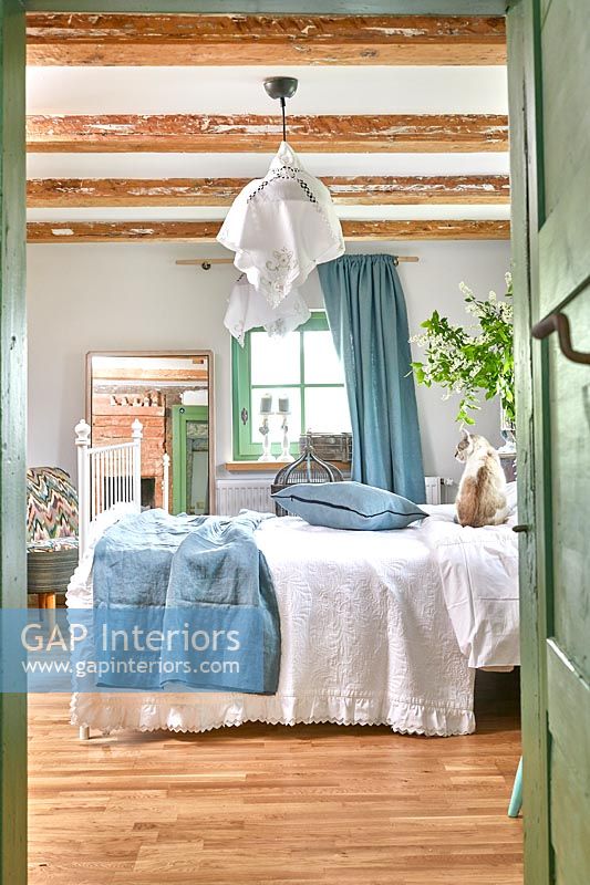 Chambre champêtre avec accessoires bleus et verts