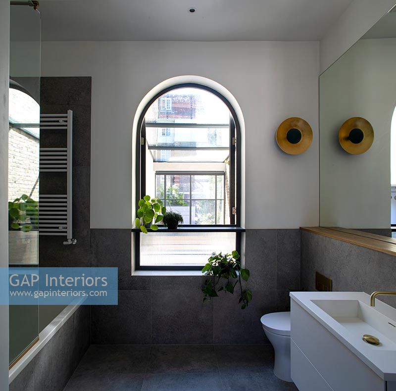 Fenêtre cintrée dans la salle de bains moderne
