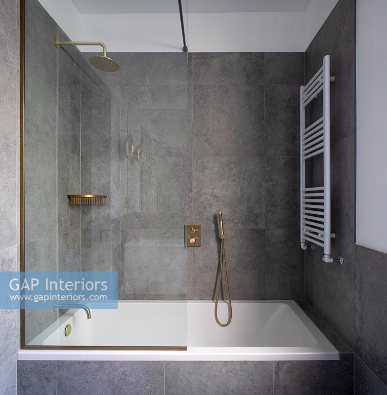 Salle de bain moderne grise et blanche avec robinets en or