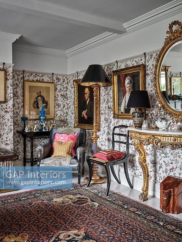 Salon classique avec papier peint à motifs et meubles anciens
