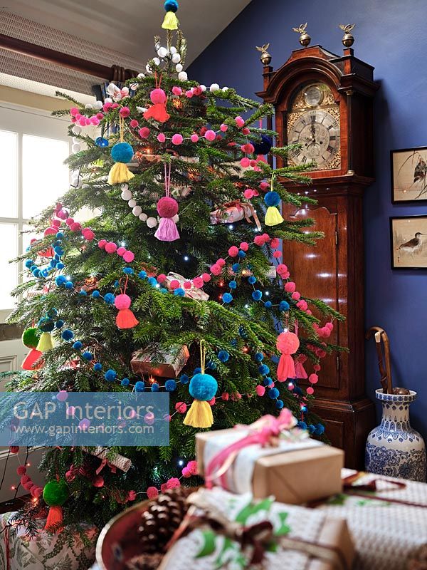 Décorations colorées sur l'arbre de Noël dans le salon de campagne