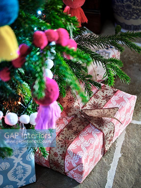 Pompons colorés comme décorations d'arbre de Noël sur l'arbre