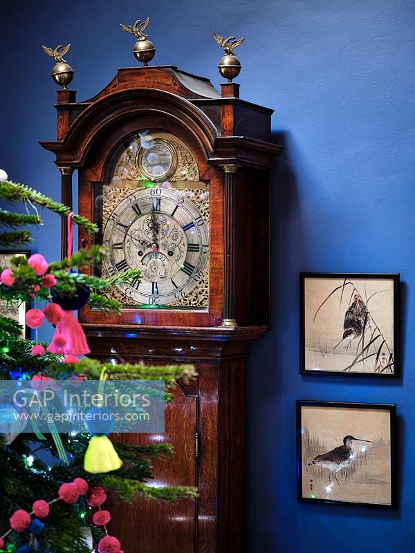Horloge de grand-père à côté de l'arbre de Noël