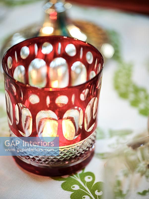 Détail de bougie chauffe-plat en verre rouge décoratif
