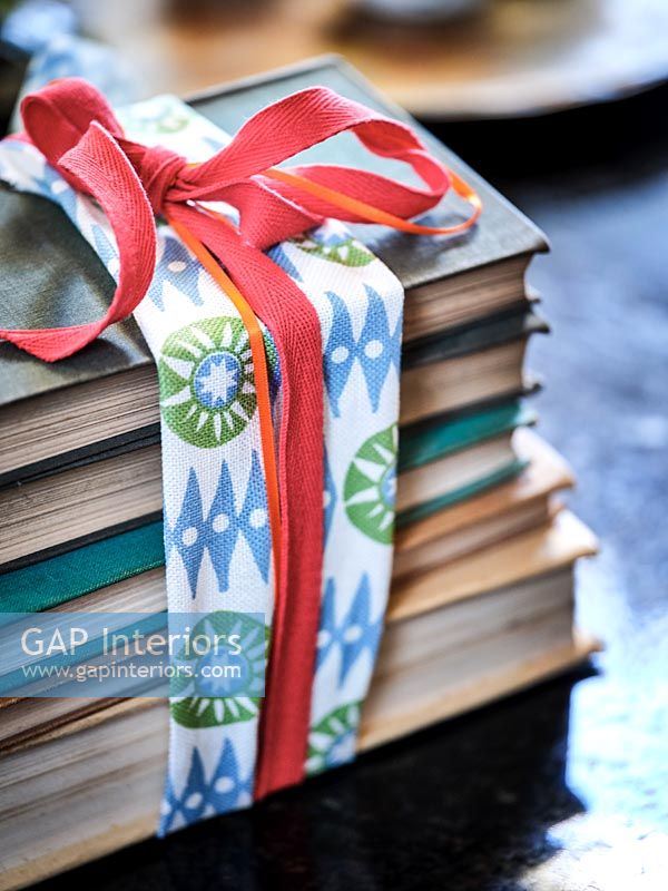 Pile de livres attachés avec un ruban en tissu