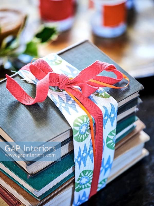 Pile de livres attachés avec un ruban en tissu