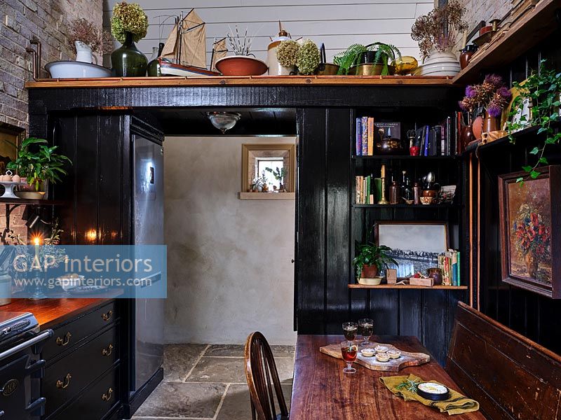 Petite cuisine-salle à manger campagnarde peinte en noir