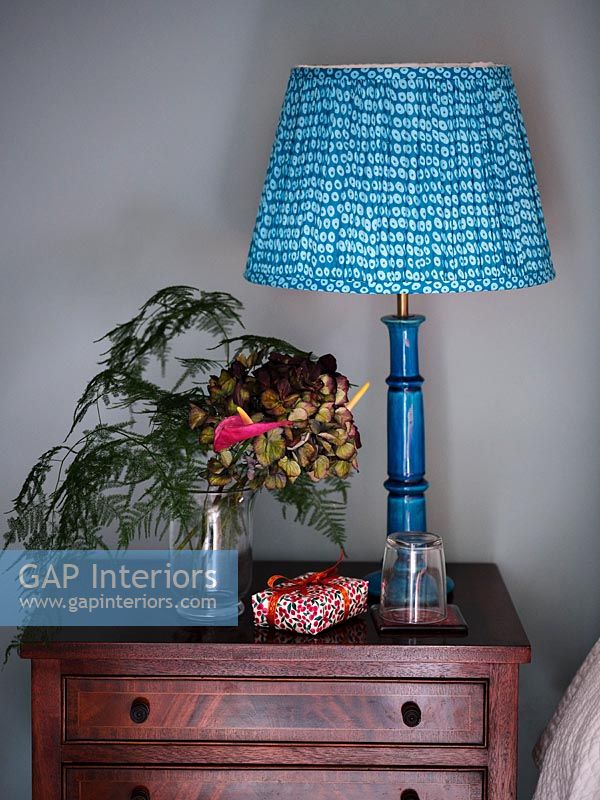 Lampe bleue sur table d'appoint