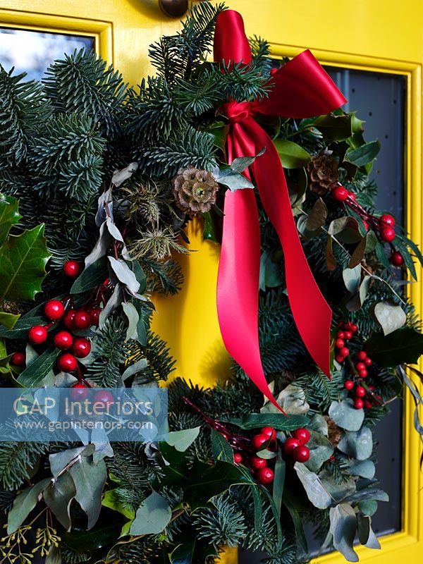 Porte de maison de campagne décorée pour Noël