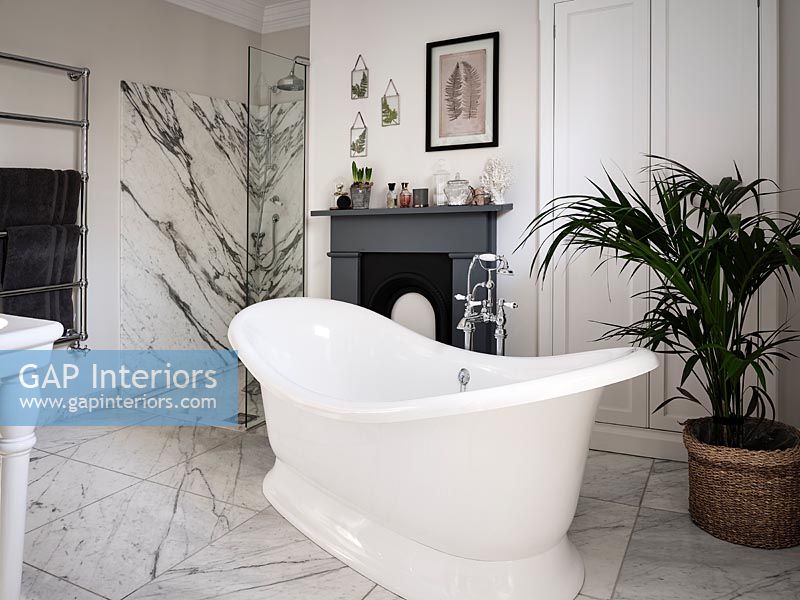 Salle de bain monochrome de style classique avec carrelage en marbre décoratif
