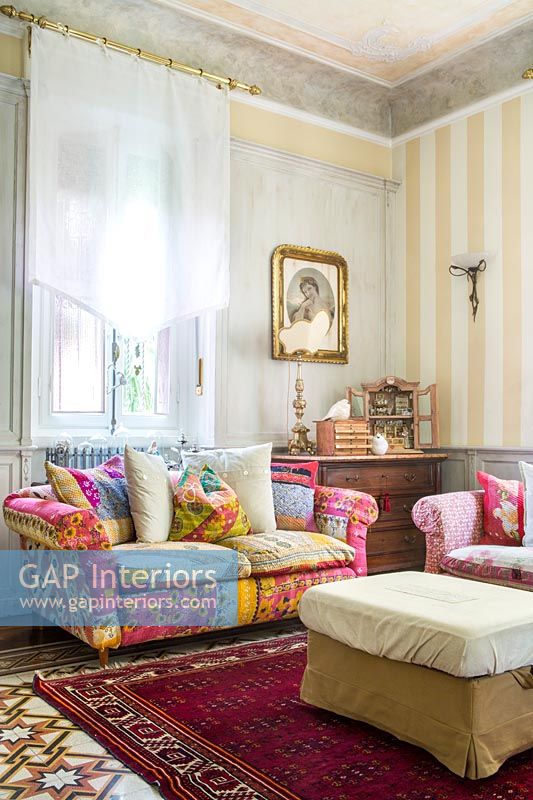 Salon champêtre avec canapés à motifs patchwork