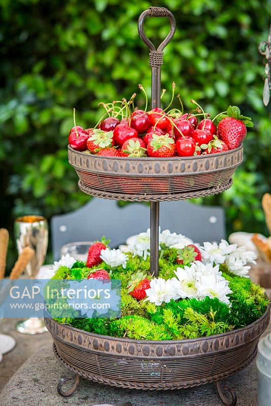 Détail de la table à manger en plein air - pièce maîtresse avec fleurs et fruits