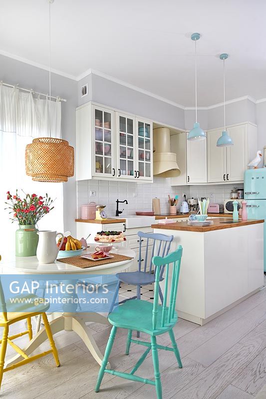 Cuisine-salle à manger dans un petit espace de vie ouvert décoré dans des couleurs pastel