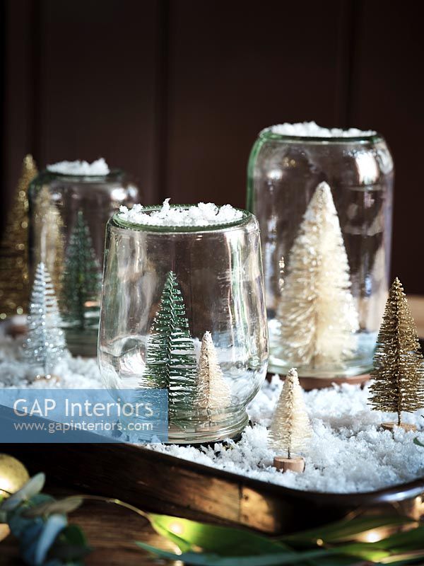 Boules à neige maison utilisant un plateau, de la fausse neige et des arbres de Noël miniatures