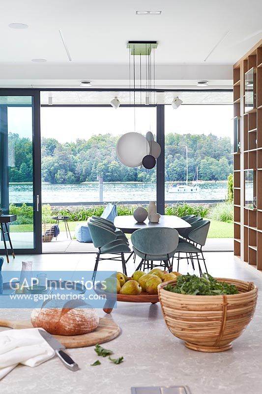 Cuisine-salle à manger contemporaine avec vue sur le lac au-delà