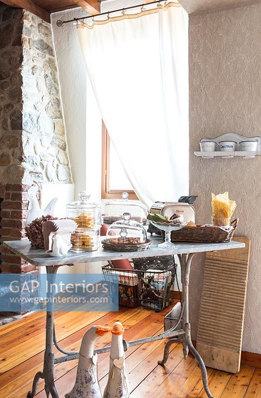 Table vintage avec gâteaux et accessoires dans la salle à manger du pays