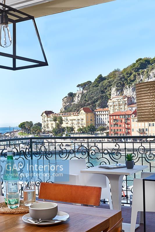 Meubles sur balcon avec vue sur le port de Nice