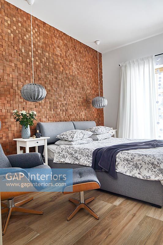 Chambre moderne avec mur de briques apparentes texturées