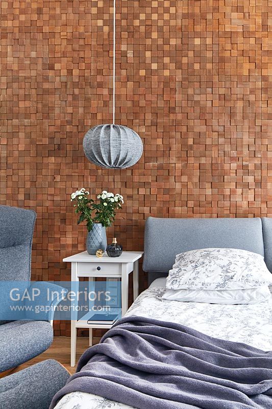 Chambre moderne avec mur de briques texturées en mosaïque apparente