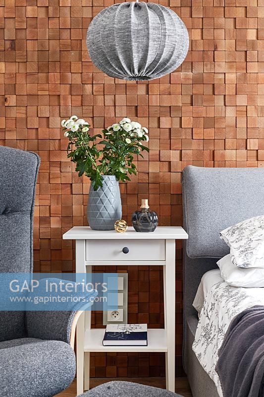 Chambre à coucher moderne avec mur de briques en bois de mosaïque apparente texturée