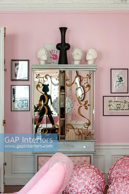 Armoire décorative en miroir dans un salon rose éclectique