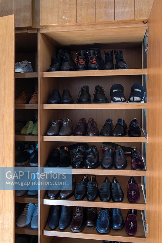 Grands étagères à chaussures à l'intérieur des armoires encastrées