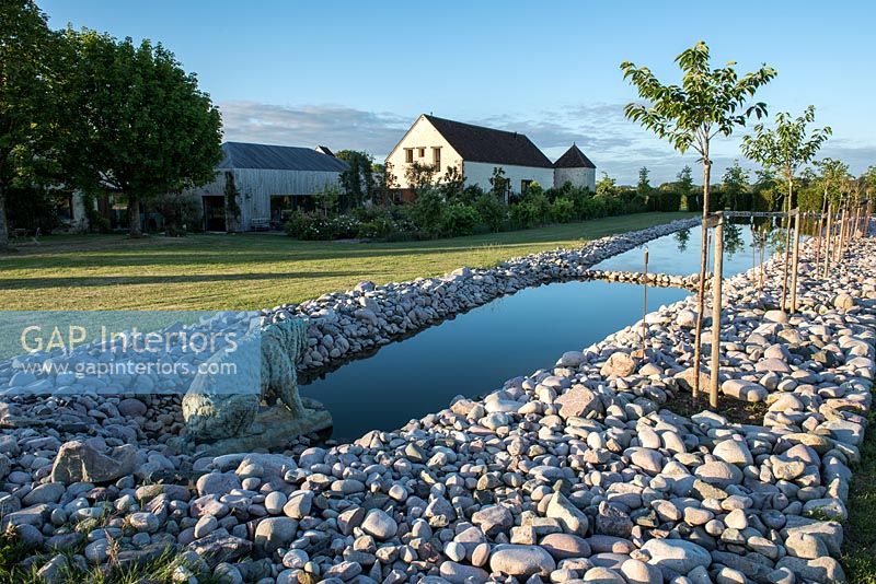 Pièce d'eau inhabituelle dans un jardin de campagne moderne