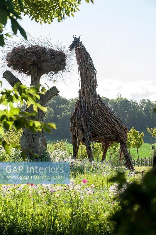 Sculptures dans un jardin de campagne