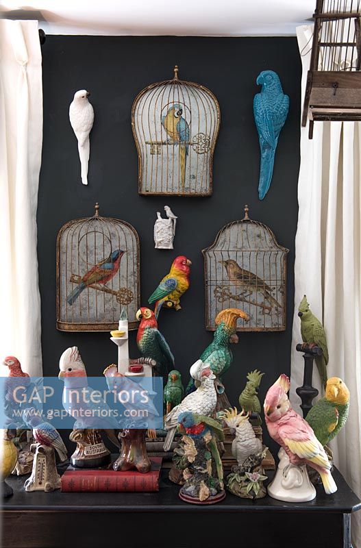 Exposition éclectique de peintures et ornements d'oiseaux
