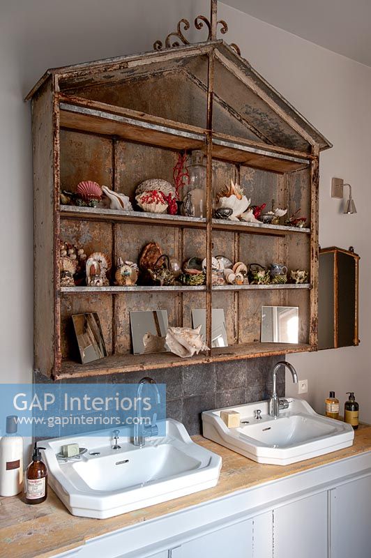 Étagère vintage au-dessus de deux lavabos dans une salle de bains de pays moderne