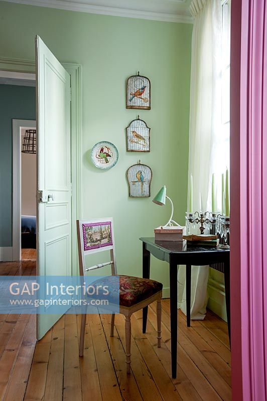 Murs peints en vert et rideaux roses dans la chambre