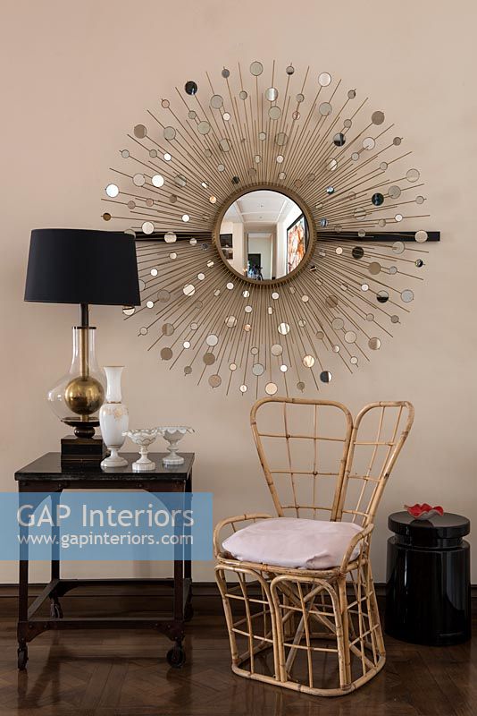 Chaise en bambou et miroir vintage décoratif - détail du mobilier