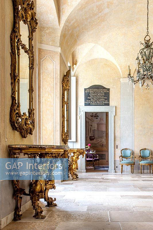 Paire de consoles dorées avec miroirs dans le couloir classique