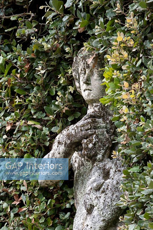 Statue classique dans le jardin - détail