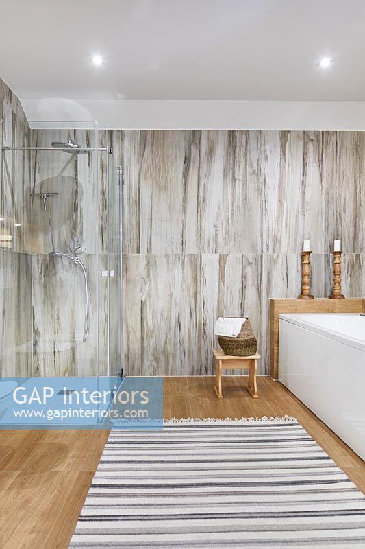 Salle de bain moderne avec mur en marbre