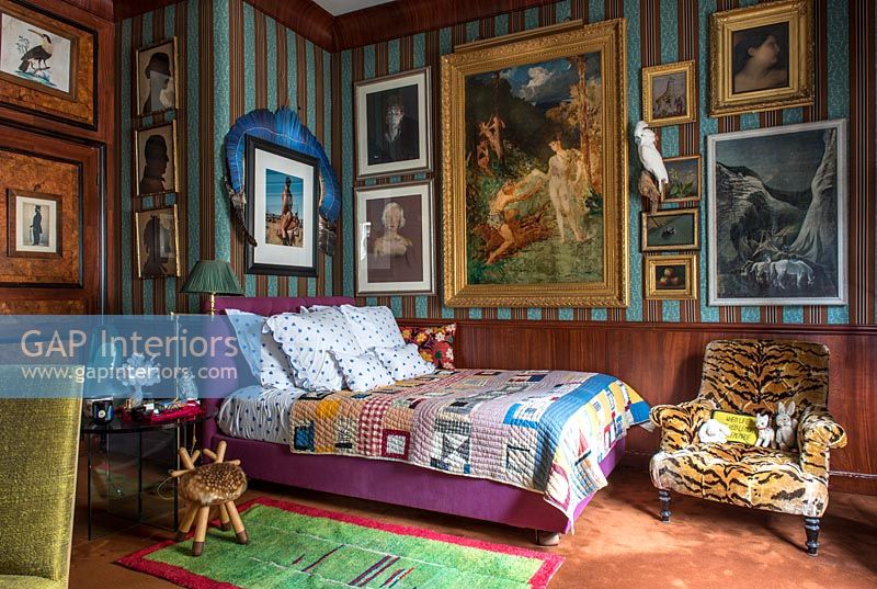 Chambre éclectique colorée