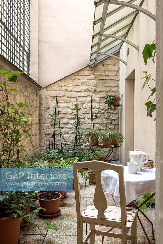Petit jardin de la cour avec table et chaise de café
