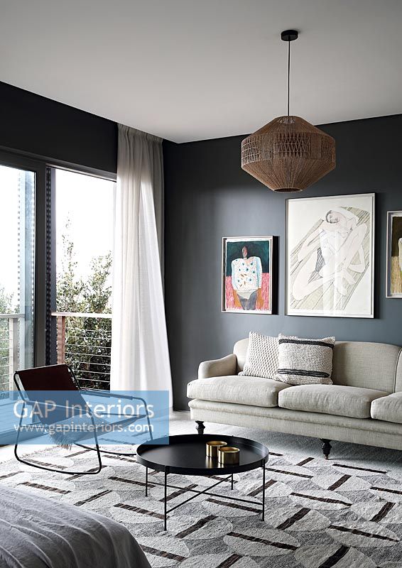 Salon moderne avec murs peints en gris foncé