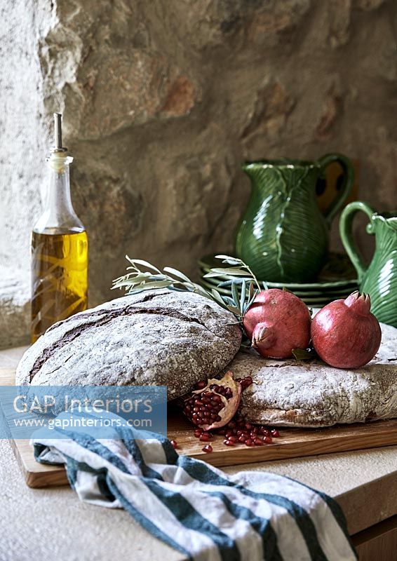 Détail de pain et de fruits sur le plan de travail de cuisine de campagne