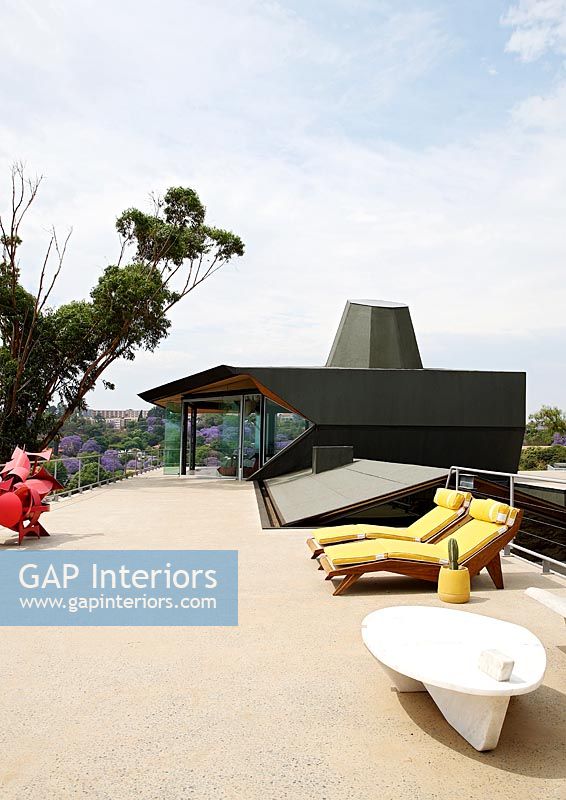Espace de vie extérieur moderne sur toit-terrasse contemporain
