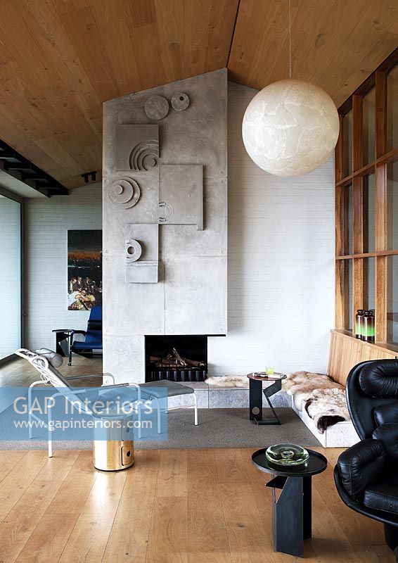 Salon contemporain avec cheminée en béton texturé inhabituelle