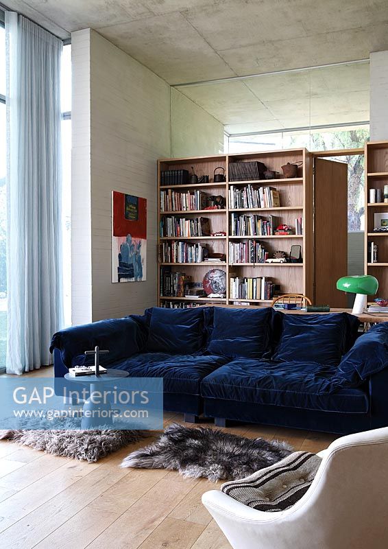 Grand canapé bleu dans le salon moderne