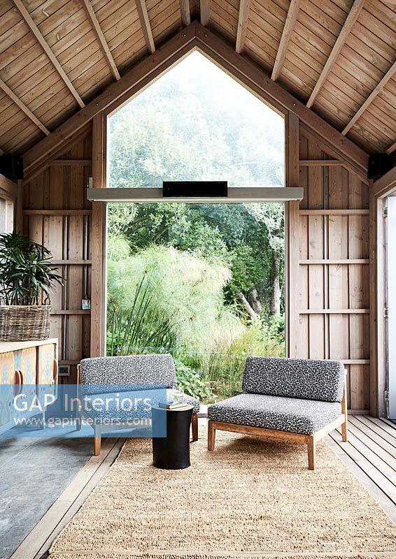 Salon moderne dans une cabane en bois