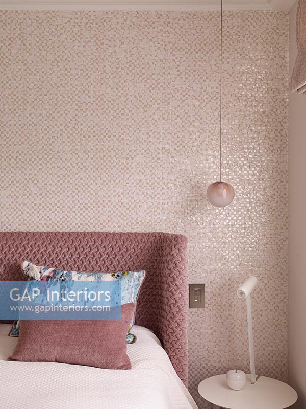Papier peint rose métallique dans la chambre moderne