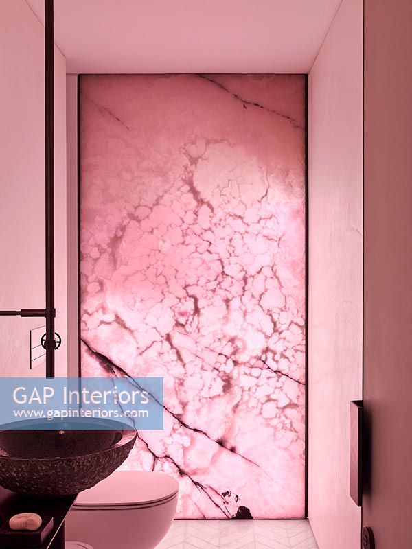 Porte décorative dans la salle de bains moderne rose