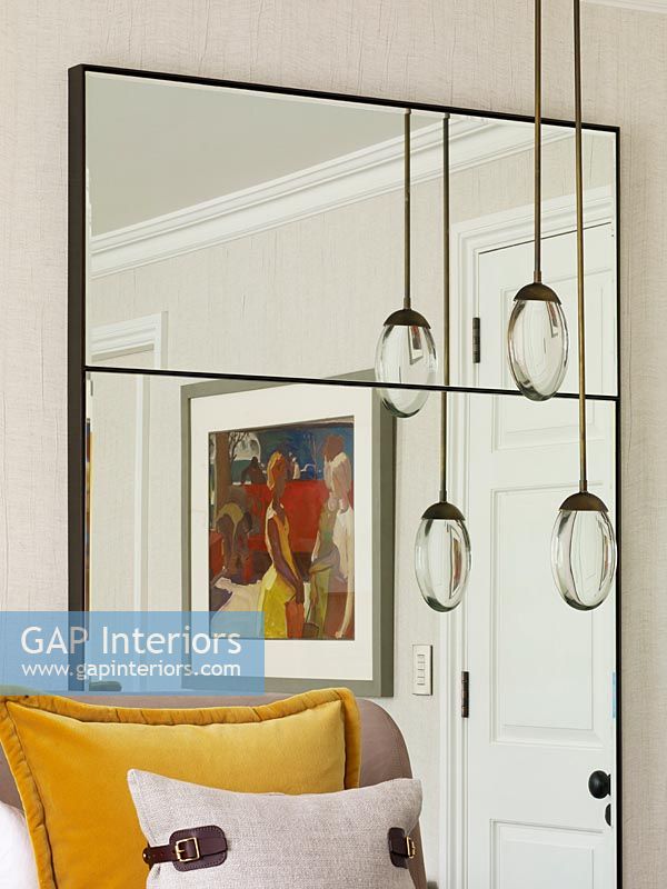 Grand miroir avec reflet de peinture et suspensions